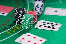 Pengguna menikmati permainan live casino pada layar komputer dengan keamanan akun terjaga
